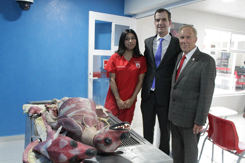 Visita del Dr. Francisco Gutiérrez a nuestra Escuela de Medicina Veterinaria y Zootecnia en Pequeñas Especies FCM.